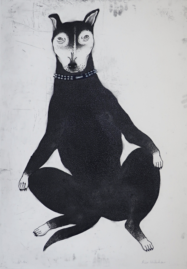 白黒エッチング。前を向いて座った黒い犬が、白い顔と円形の瞳を持ち、スタッド装飾のカラーを着用している。背景には淡いテクスチャーと手書き風の線が見える版画作品