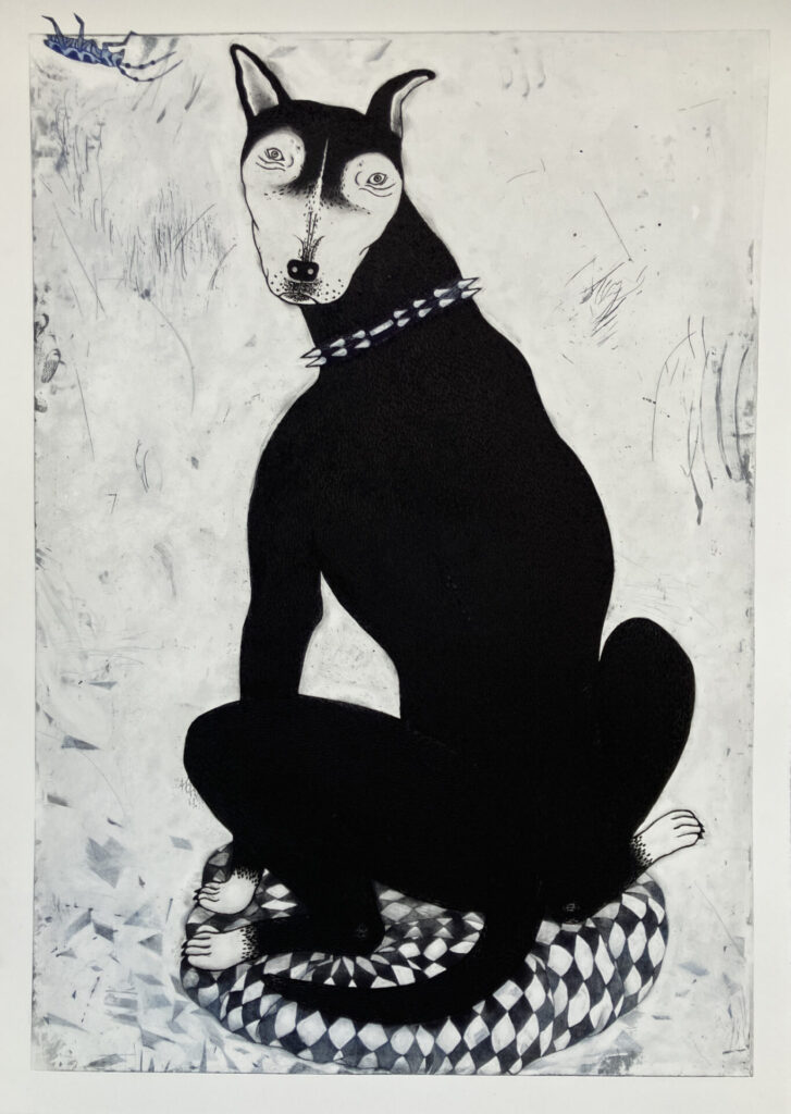 白黒エッチング。座った黒いブルテリア犬が、白い顔に大きな円形の瞳を持ち、スタッドの付いたカラーを装着している。背景に草が描かれ、下部に斜線のテクスチャー基盤が見える