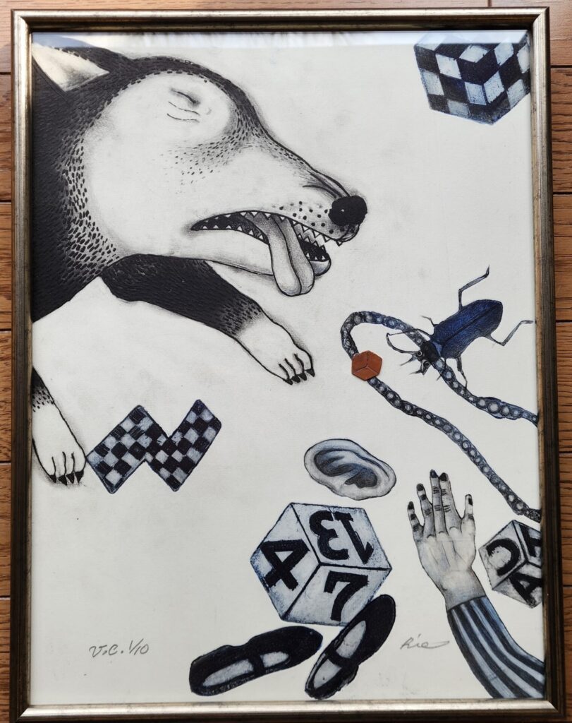 木製フレームに入った白黒エッチング作品。目を閉じた犬の顔と、さまざまなオブジェクト(サイコロ、靴、蝶、市松模様、手)が配置された超現実的な構成。左下に署名と番号が記されている