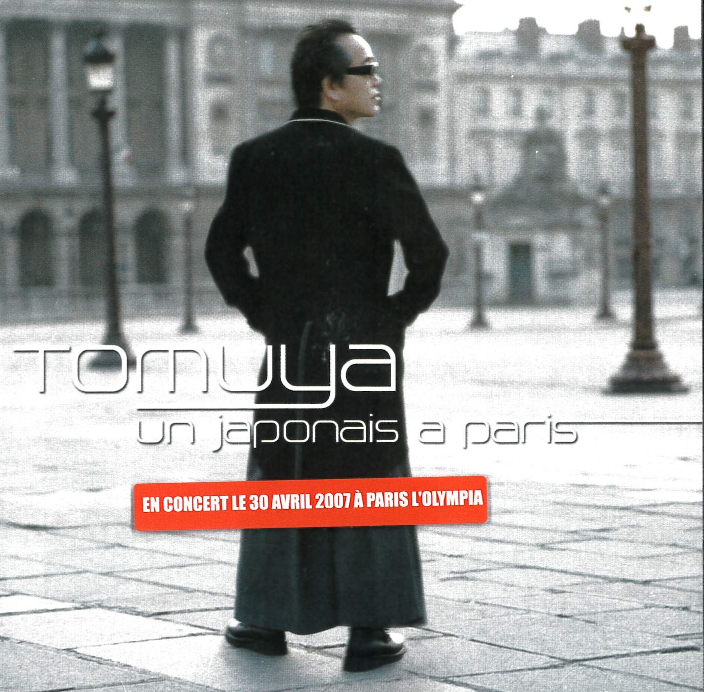 白黒の映画ポスター。パリの広場に立つサングラスをかけた男性がサックスを手にしている。下部に「tomuya un japonais a paris」と表記され、オレンジ色のバナーに「EN CONCERT LE 30 AVRIL 2007 A PARIS L'OLYMPIA」と記載されている