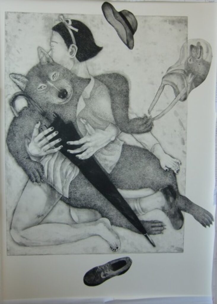 白黒のエッチング作品。側面を向いた女性が、キツネのような表情の動物を抱き、複数の靴と帽子が空中に浮いている超現実的な構成。下部に靴の詳細画が付された版画